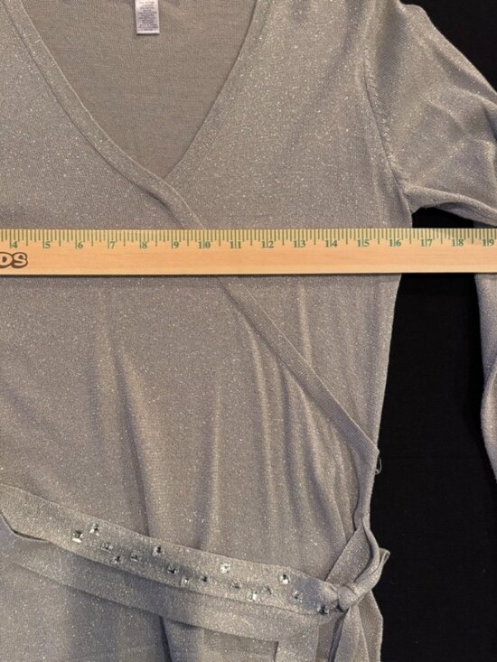 Nine & Co Silver Sparkle Long Sleeve Jeweled Belt V-Neck Sweater Womens Medium - Picture 3 of 5